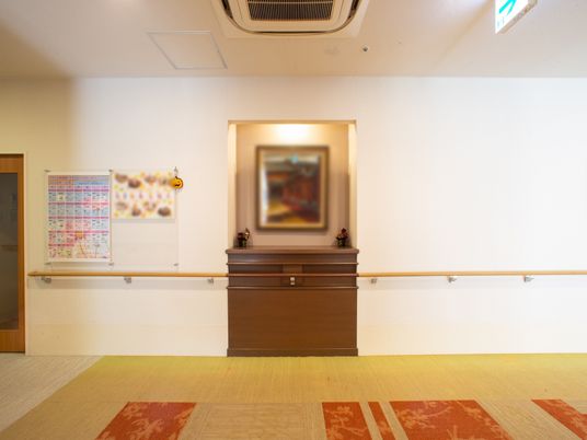 温かな色合いのロビー