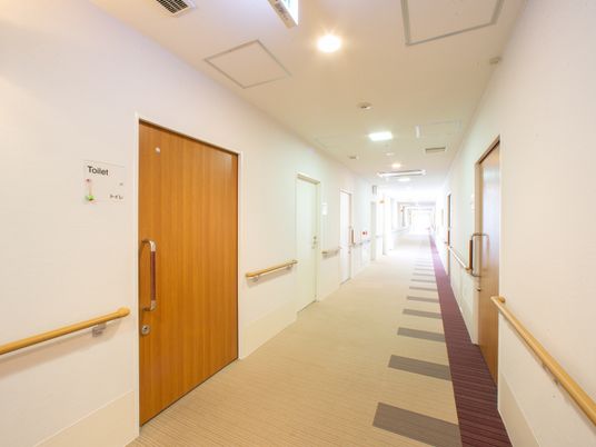 明るい廊下とトイレの案内