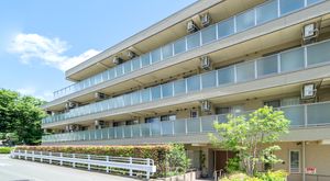 多階層の建物の外観