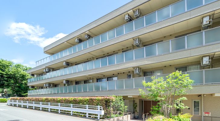 多階層の建物の外観