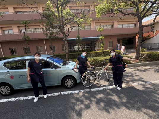 施設前のスタッフ3人  