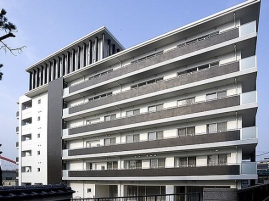 モダンな建物の外観