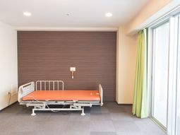 明るい居室のベッド