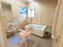 バリアフリー設計の浴室