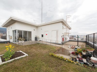 庭付きの白い建物外観