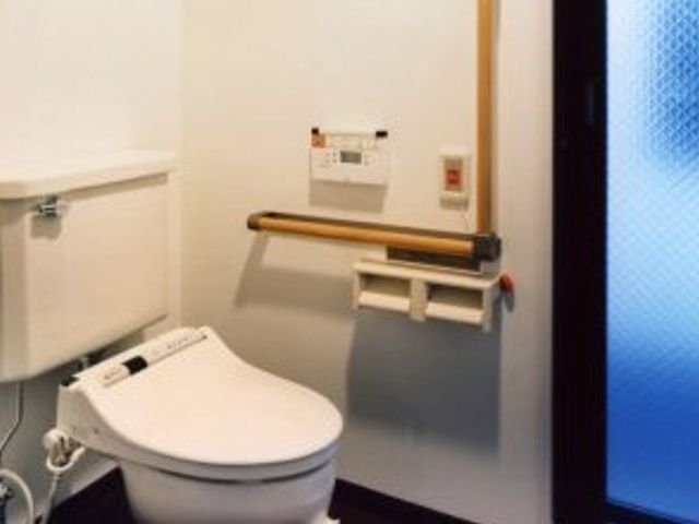 広々とした清潔なトイレ トイレ 使いやすい手すりと広めのスペースがあり、安全で快適に利用できる工夫がされています。