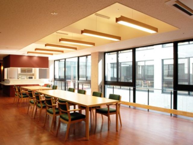 広々とした食堂 食堂 大きな窓から自然光がたっぷり入る明るい食堂です。広々としたスペースで快適に過ごせます。