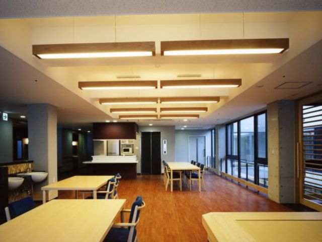 明るく広いダイニングルーム ダイニングルーム 自然光がたっぷりと入る明るいスペースです。快適にお食事をお楽しみいただけます。