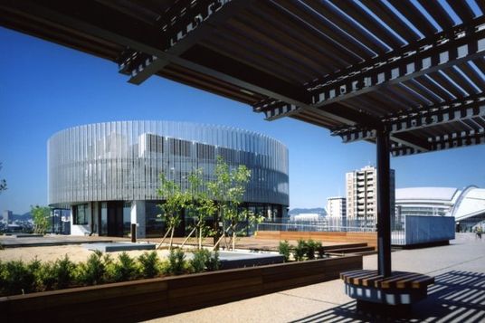 緑に囲まれた建物の外観