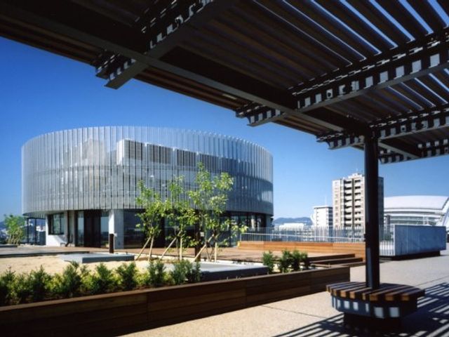 緑に囲まれた建物の外観 外観 開放的な雰囲気と都会の景色を楽しめる場所です。自然と調和した環境で働けます。