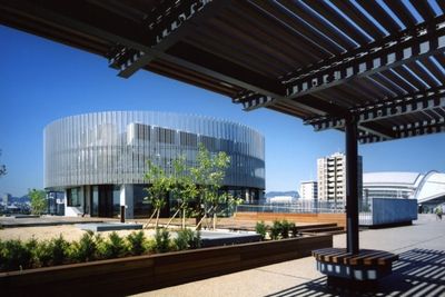 緑に囲まれた建物の外観