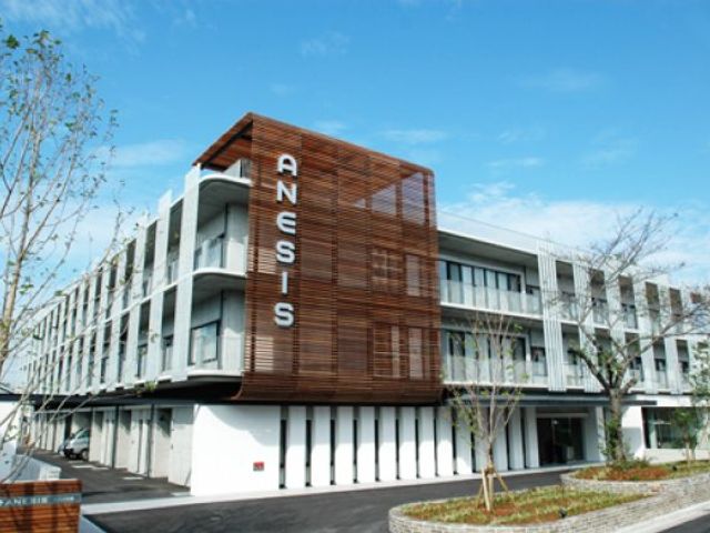 開放感ある外観 外観 開放的で現代的な建物は、心地よい職場環境を提供します。青空の下、自然を感じられるデザインです。