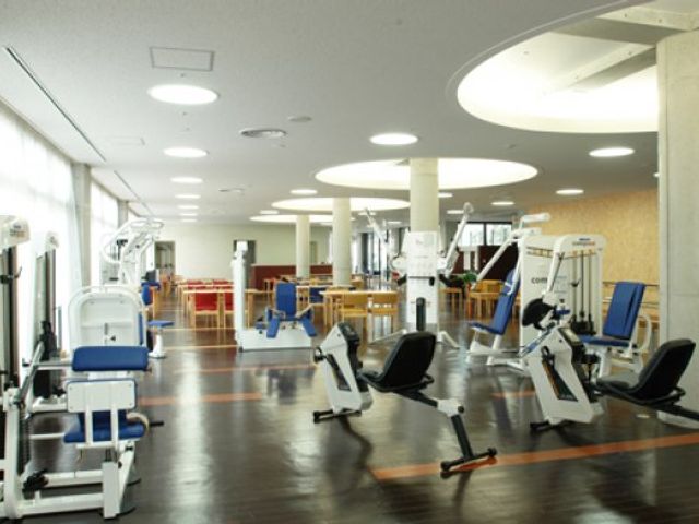 運動設備のある部屋 ジム 広々とした空間のジムです。最新設備で、リハビリや日々の運動が楽しく行えます。