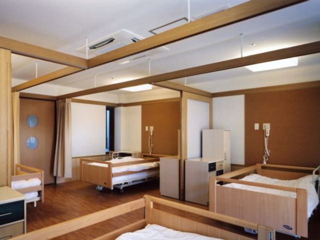 木目調の居室 居室   ナチュラルな木目調の空間で、3名がゆったりとくつろげる広さがあります。自然な雰囲気が魅力の居室です。