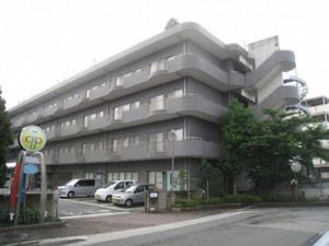 四階建ての大きな建物