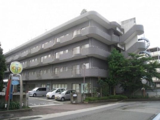 四階建ての大きな建物
