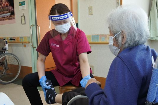 ケア中のスタッフと利用者