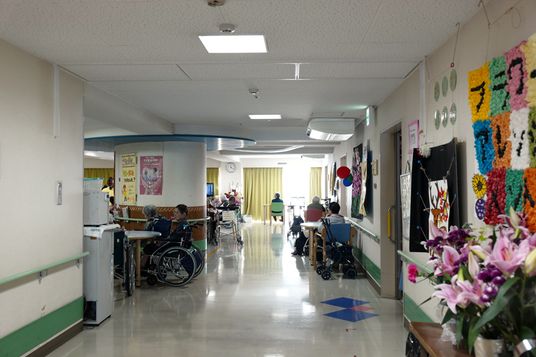 明るい広い廊下