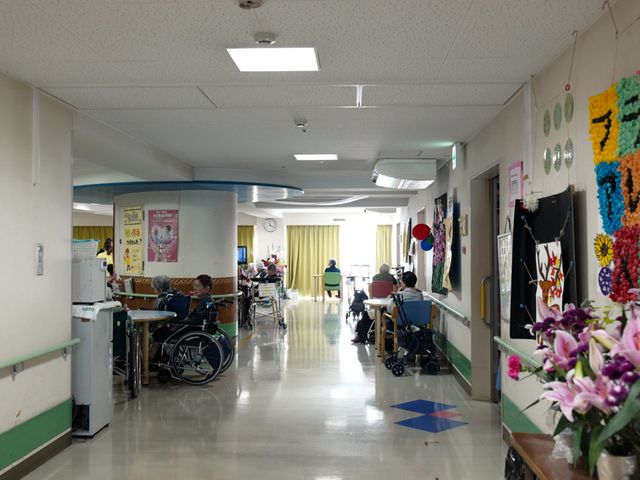 明るい広い廊下 廊下 自然光が差し込む広々とした廊下です。リラックスした作業や交流に適した環境となっています。