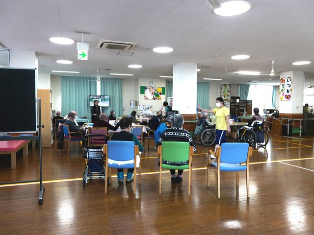 広々とした多目的室 多目的室 スペースが広く取られた明るい部屋です。複数の活動や交流が快適に行えます。