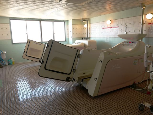 浴室の設備 浴室 広々とした空間に、特別な浴槽設備が整っています。車椅子利用者も安心して使用可能です。
