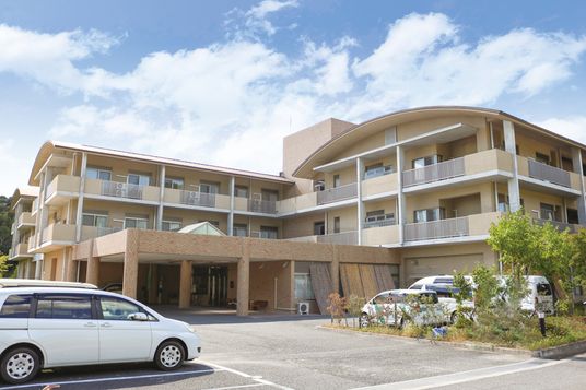 3階建ての施設外観