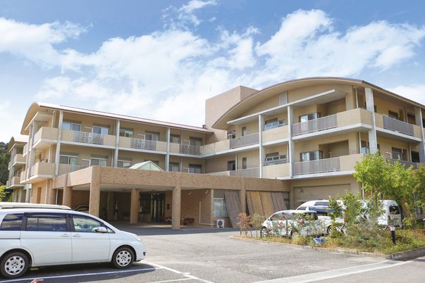 3階建ての施設外観