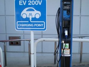 EV充電設備の案内看板と充電器  