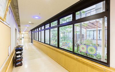 中庭を望む長い廊下