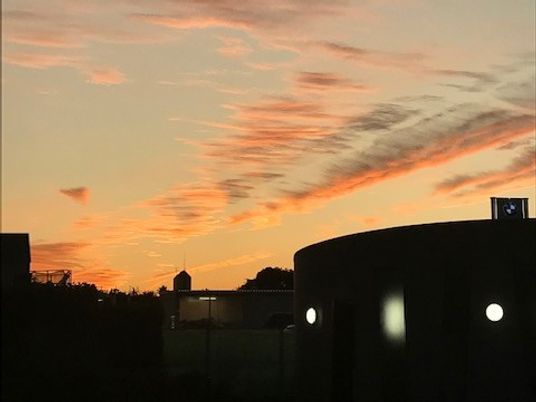 夕暮れの外観  