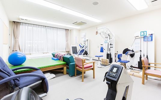 運動機器がそろう機能訓練室  