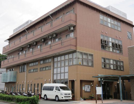 大きな建物の外観