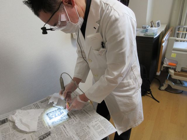 白衣のスタッフが作業する居室 居室 専門スタッフが、安全に配慮しながら作業を行っています。介護の現場を学ぶ貴重な機会です。