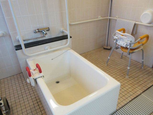 広い浴室の様子 浴室 広々とした明るい空間では、安心して利用できる設備が整っています。天井の手すりや椅子も完備されています。