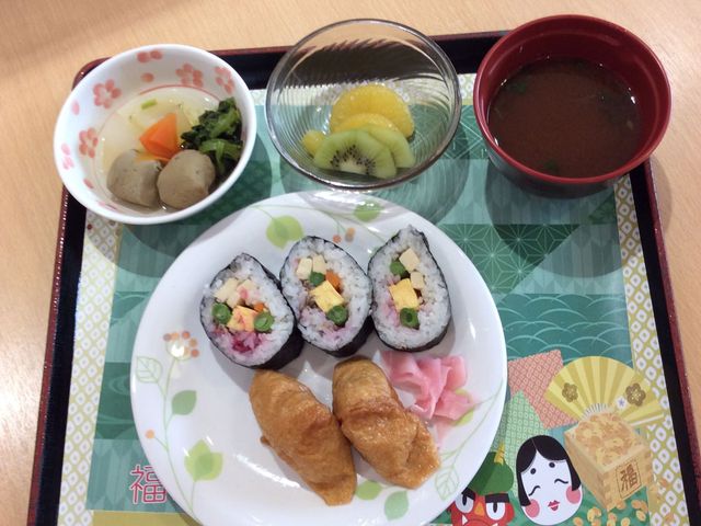 彩り豊かな料理 料理 色とりどりの料理が並び、お食事の楽しさを引き立てます。季節感あふれるメニューで食を楽しめます。