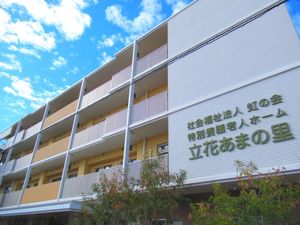 青空の下の建物外観