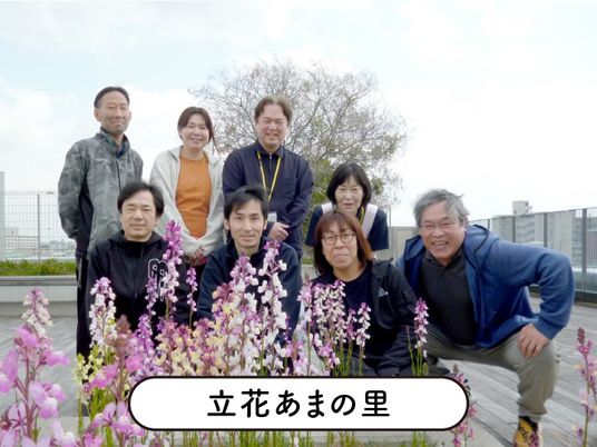 屋外で集合した職員たち  