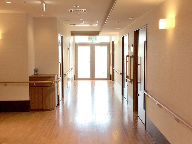 自然光が入る廊下 廊下 自然光が差し込む明るい廊下です。快適に移動しやすい動線が確保されています。