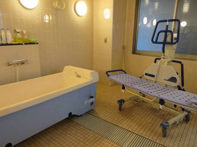 快適な浴室設備 浴室 広々とした浴室には、清潔感と機能性を兼ね備えた設備があります。快適なケアが可能です。