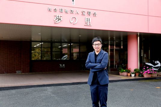 施設の正面玄関