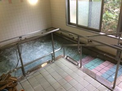 手すり付きの浴室