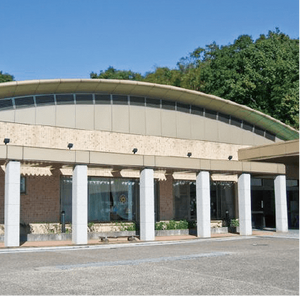 緑に囲まれた建物外観