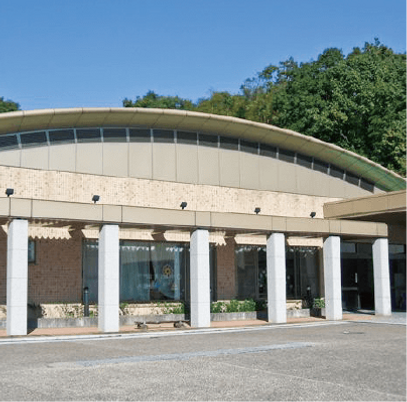 緑に囲まれた建物外観
