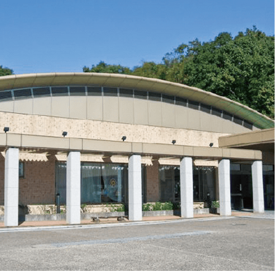 緑に囲まれた建物外観