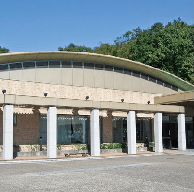 緑に囲まれた建物外観