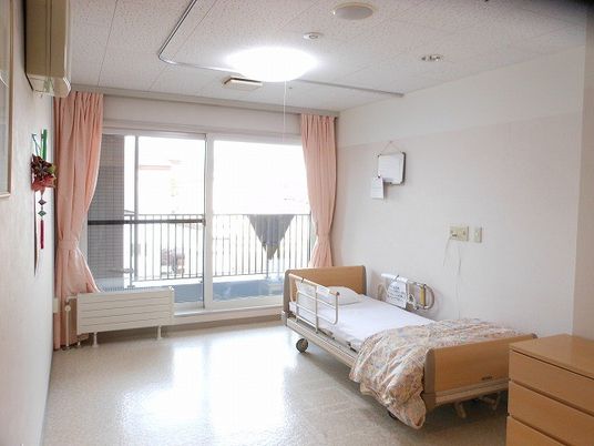 明るい居室のベッド