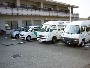 送迎車が並ぶ外観  