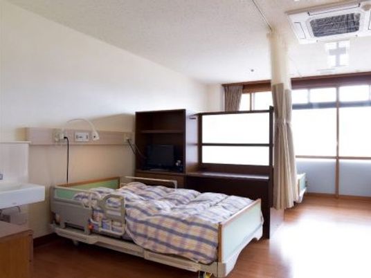 明るい居室のベッド  