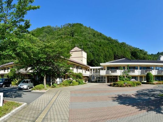 緑に囲まれた外観  