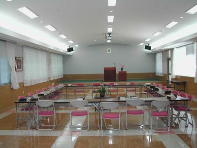 会議用テーブルが配置された多目的室